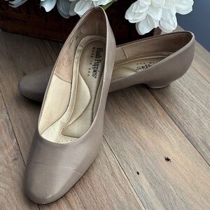 Hush Puppies taupe pumps